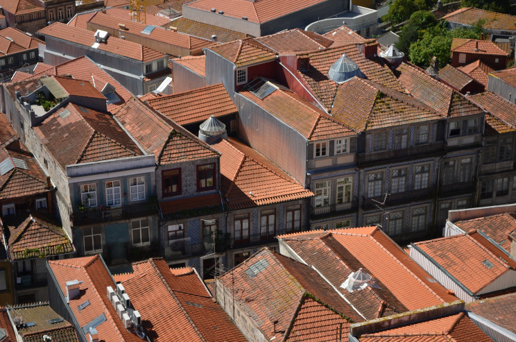 A corrida ao crédito à habitação está ao rubro em Portugal. As pessoas continuam a apostar na compra de casa – a cultura de ser proprietário está ainda bem vincada no país – e os bancos têm mostrado disponibilidade para emprestar dinheiro barato.